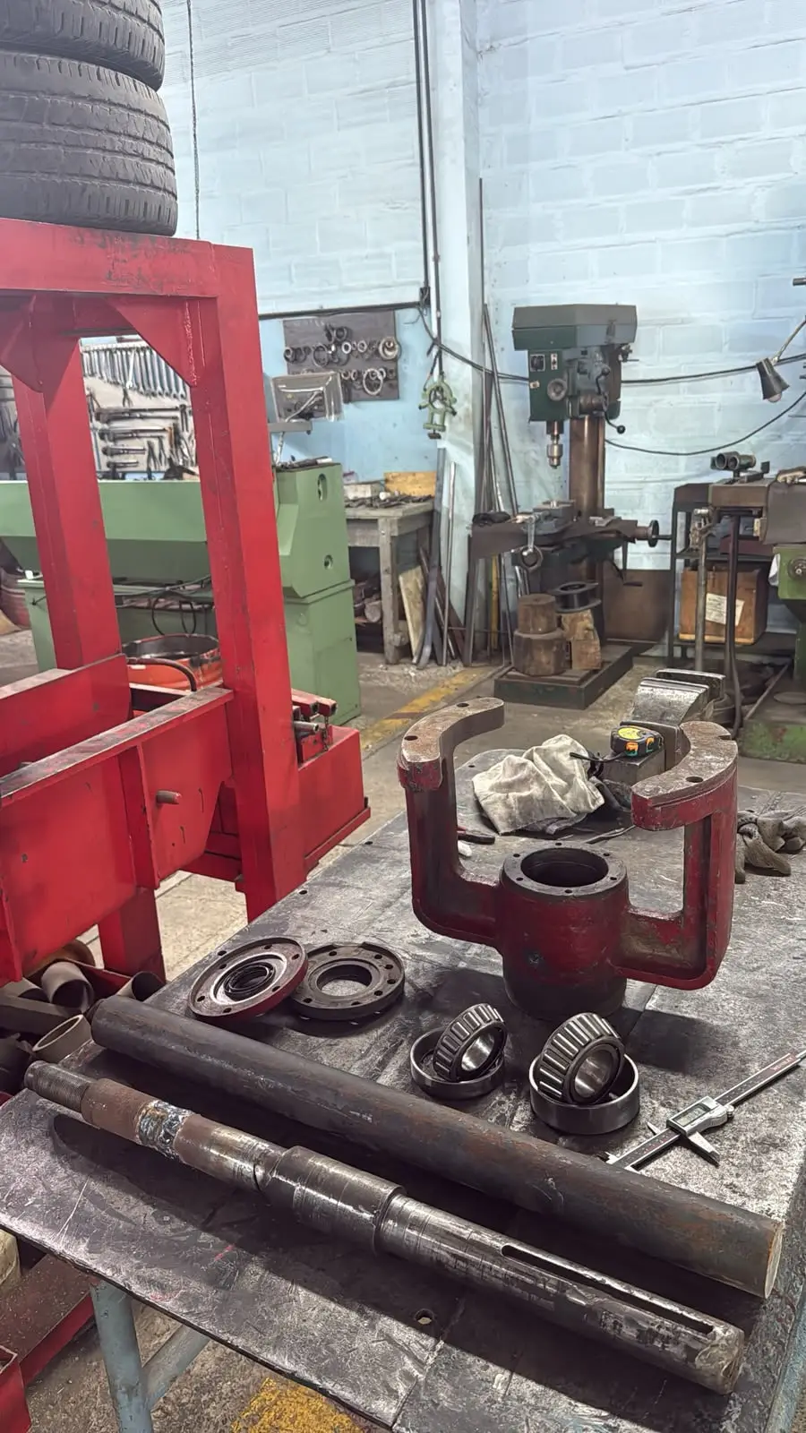 Horquilla y rodamientos cónicos — Desarme y relevamiento de horquilla con ejes y rodamientos para fabricar repuestos.