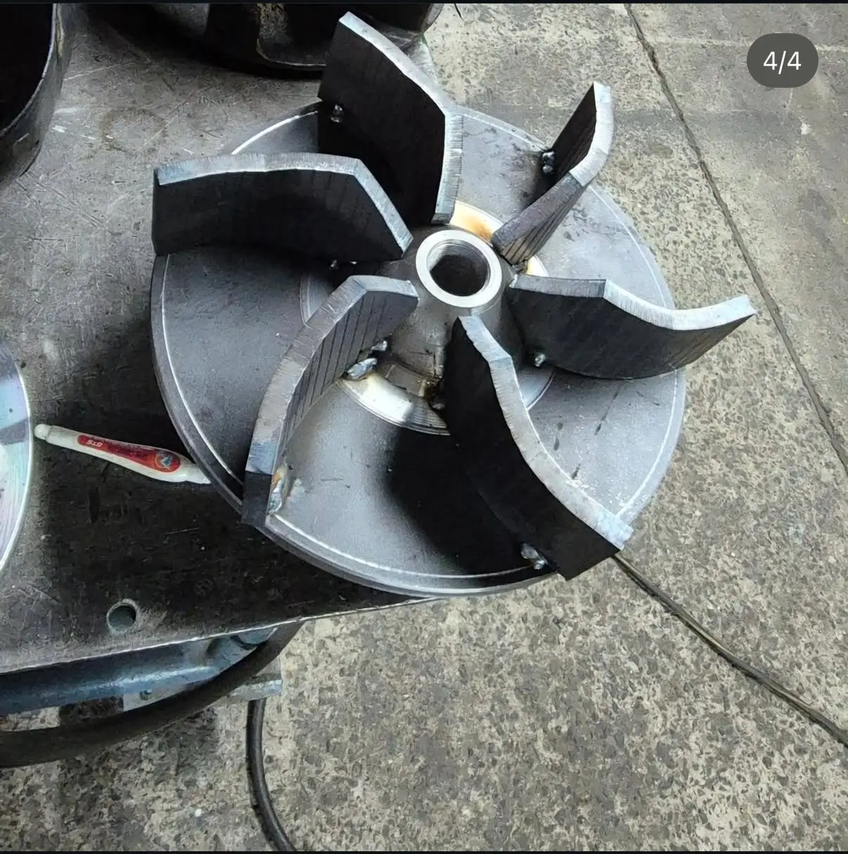 Impulsor de bomba arenera — Impulsor con álabes cortados y soldados sobre disco torneado, con cubo roscado.