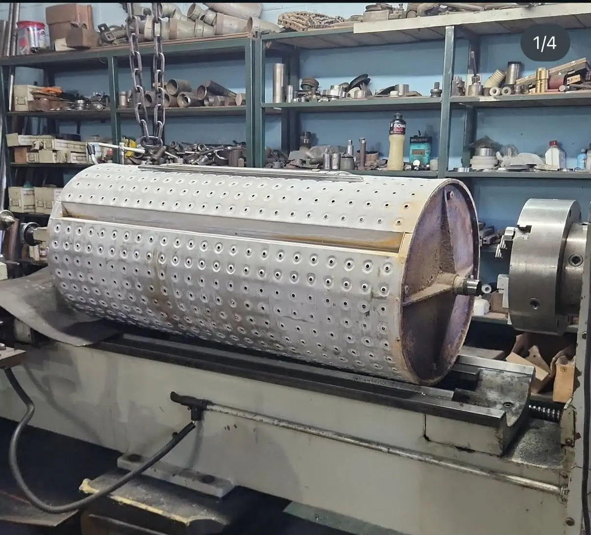 Tambor perforado — Centrado y rectificado de muñones en tambor de lavadero industrial.