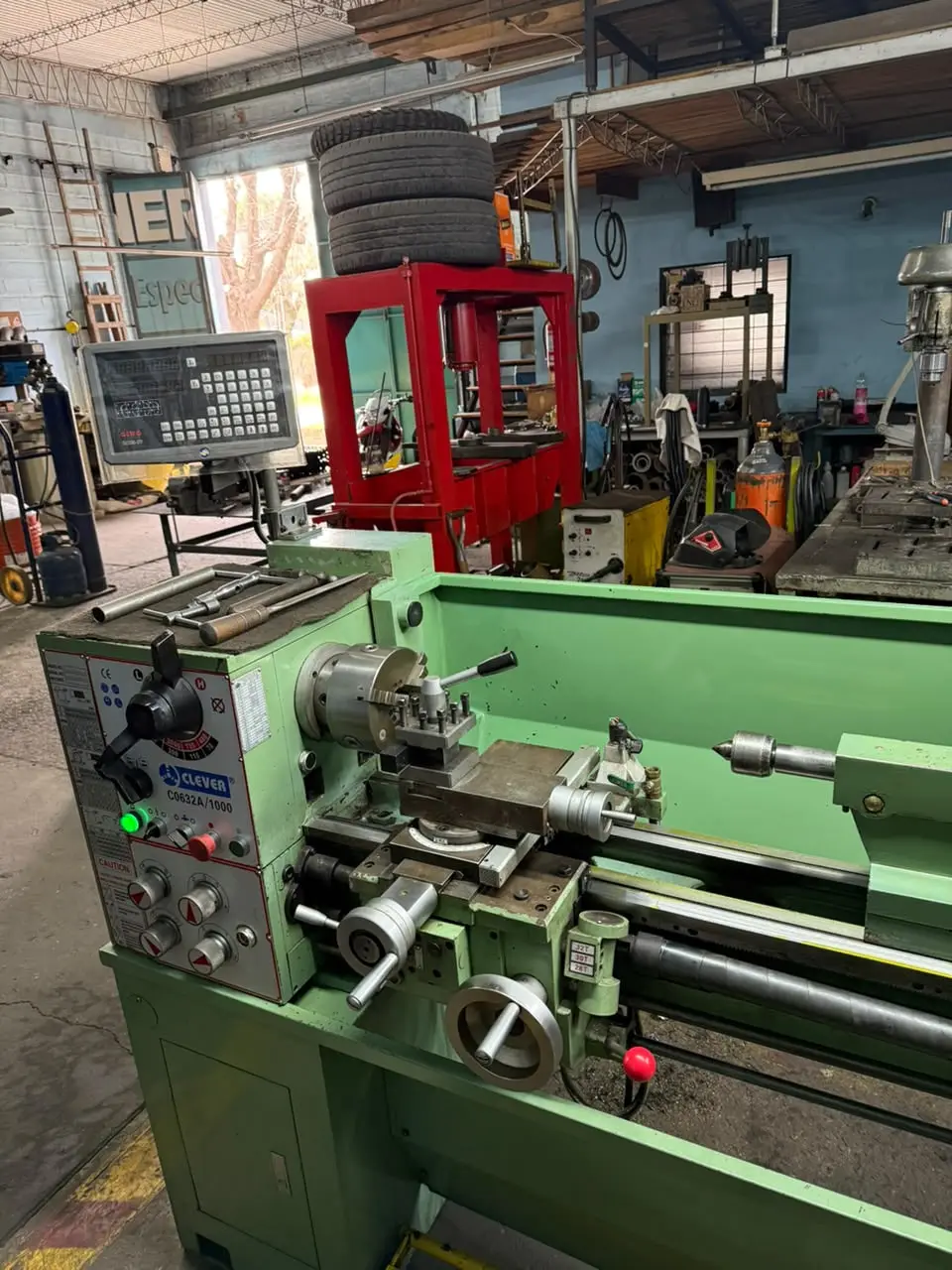 Torno Clever CO632A/1000, torneado en el taller de Tornería Universal — foto 3 de 3